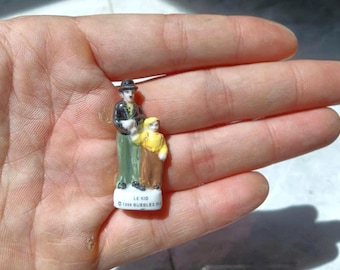 Porcelanowa figurka Charliego Chaplina Le Kida z filmu niemego Bubbles Inc z 1999 r. | Kolekcjonerska zawieszka do tortu z ceramicznym królem