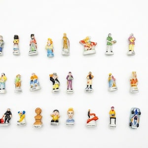 Juego misterioso de 30 figuras de porcelana pintadas a mano: miniaturas de animales y objetos aleatorios.