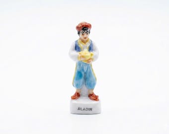Vintage Aladyn i magiczna lampa French Feve | Miniaturowa porcelanowa figurka z bajki Disneya | Malutki ceramiczny wisiorek do ciasta Galette King z Aladynem
