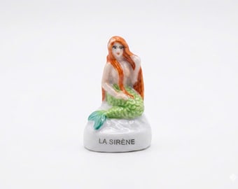 Syrena La Sirène French Feve | Miniaturowa figurka syreny na skale z porcelany | Malutki ceramiczny wisiorek do ciasta z motywem mitycznego króla oceanu
