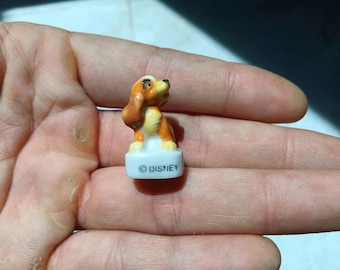 Zakochany kundel – porcelanowa feta | Miniaturowa ceramiczna figurka psa Lady | Retro King Cake Charm Disneyana Collectible
