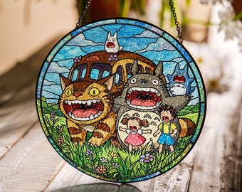 Vitral decorativo de janela com Totoro e Catbus, estilo anime.