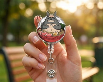 Porta-crachá retrátil em acrílico com tema de anime ramen, inspirado no espírito da floresta.