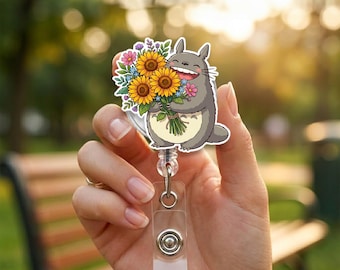 Porta-crachá retrátil com estampa de girassol e Totoro, inspirado no espírito da floresta, com clipe de enfermeira de anime.