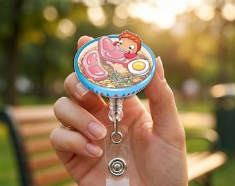 Porta-crachá retrátil com estampa de ramen, personagem de anime com garota peixe e clipe de acrílico para identificação.