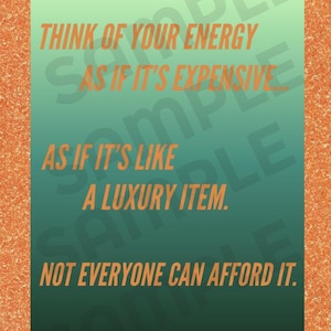Puede incluir: Un póster motivacional con un fondo degradado verde y azul, enmarcado por un borde naranja brillante. El texto en naranja dice: "Piensa en tu energía como si fuera cara... como si fuera un artículo de lujo. No todos pueden permitírselo."