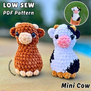 Puede incluir: Dos peluches de mini vaca de ganchillo. Uno es marrón, el otro es blanco con manchas negras. Ambos tienen orejas beige, ojos negros y una nariz rosa. La imagen incluye el texto "LOW SEW PDF Pattern" y "Mini Cow".