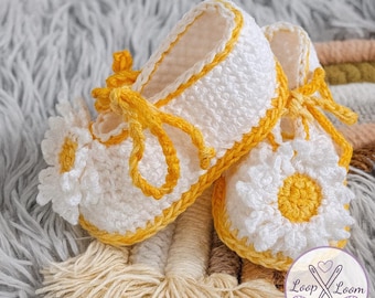 Daisy Crochet Baby Booties Pattern | Newborn Flower Shoes (PDF)