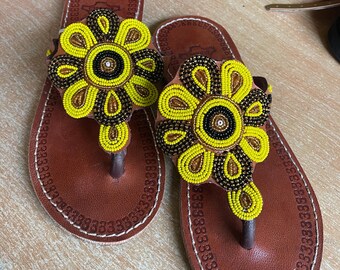 Sandalias de cuero marrón con cuentas: sandalias planas africanas hechas a mano para mujer.