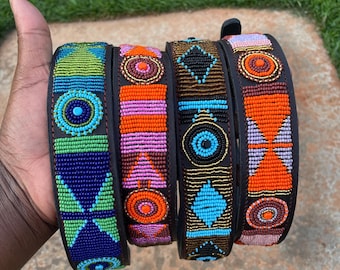 Collare per cani in pelle decorato con perline, realizzato a mano: design tribale Maasai
