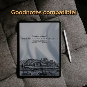Könnte beinhalten: Ein digitales Tablet mit einem Design "Daily Success Planner - Level 2" mit einer Küstenillustration. Ein weißer Stift liegt neben dem Tablet. Der Text "Goodnotes compatible!" wird oben angezeigt.