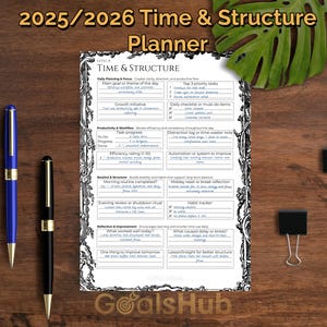 Könnte beinhalten: Ein Planer mit dem Titel "2025/2026 Time & Structure Planner" mit einem detaillierten Layout für die Tagesplanung, Aufgabenverwaltung und Gewohnheitsverfolgung. Enthält einen blauen und einen schwarzen Stift sowie zwei schwarze Büroklammern. Der Planer befindet sich auf einer Holzoberfläche.