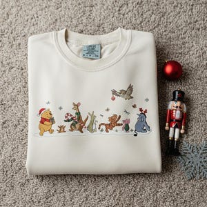 Besticktes Winnie Puuh und seine Freunde Weihnachten Shirt, Disney Urlaub Sweatshirt, Pooh Bär Geschenk für Disneyland-Liebhaber