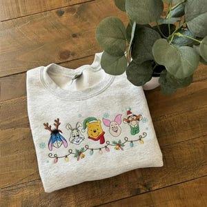 Haftowana bluza świąteczna z Kubusiem Puchatkiem, świąteczny sweter z Prosiaczkiem Tygryskiem Kłapouchym Królikiem, świąteczne lampki Disney Family z okrągłym dekoltem