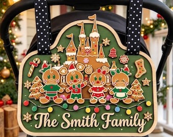 Op maat gemaakt houten bordje met Mickey-peperkoekmotief voor de kinderwagen, gepersonaliseerd kerstkasteelbordje met familienaam, decoratie voor een Disney-kersttrip