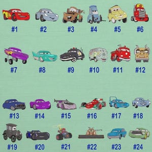 K&ouml;nnte beinhalten: Eine Sammlung von Cartoon-Auto-Illustrationen, jede mit einem einzigartigen Design und Farbschema. Die Autos sind von 1 bis 24 nummeriert und zeigen verschiedene Stile wie Rennwagen, Lastwagen und klassische Modelle. Der Hintergrund ist hellgr&uuml;n.