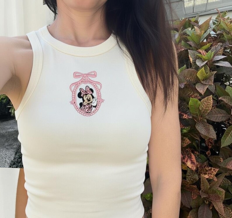 Minnie Mouse Coquette Rosett Broderad Linne, Rosa Rosett Disney Babytröja, Y2K Disney Outfit för Disneyland-resa bild 3