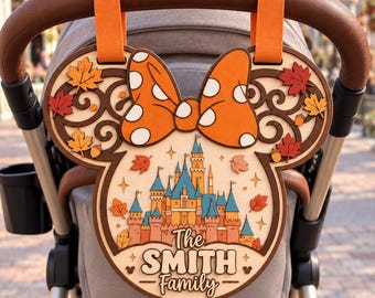 Letrero de madera personalizado de Disney para cochecito de bebé con temática otoñal, etiqueta personalizada con el nombre de la familia en el Castillo de Acción de Gracias, accesorio para vacaciones en el parque temático Mickey Mouse en otoño.