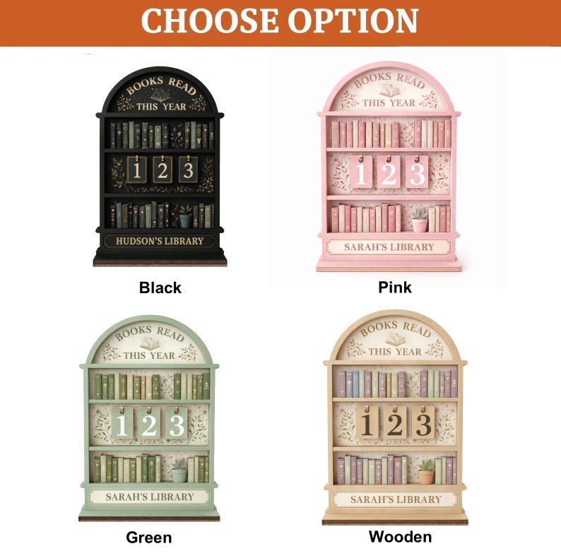 Puede incluir: Cuatro opciones de estanter&iacute;as decorativas: negro, rosa, verde y madera. Cada una presenta el texto "BOOKS READ THIS YEAR" y una pantalla num&eacute;rica. La estanter&iacute;a negra dice "HUDSON'S LIBRARY", mientras que las otras dicen "SARAH'S LIBRARY".