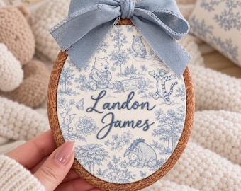 Aro bordado personalizado de Winnie the Pooh y sus amigos con el nombre del bebé, decoración de pared personalizada vintage azul toile para la habitación del bebé, letrero con el nombre del recién nacido.