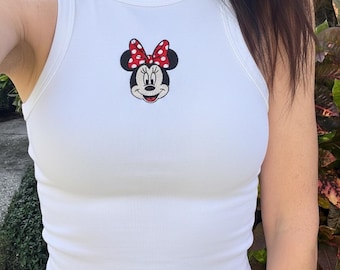 Broderad Mickey Minnie Crop Linne, Enkel Mus Brun Baby T-shirt, Disneyworld Y2K, WDW Trip, Flickig Estetisk Disney Magic Kingdom T-shirt