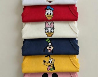 Broderad Musse Pigg & Vänner Kort Ribbad Linne, Enkel Brun Mus Babytröja, Disneyworld Y2K, Flickig Estetisk Disney Magic Kingdom Tröja