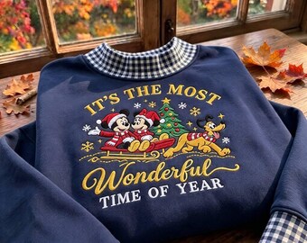 Sudadera de cuadros bordada con Mickey, Minnie y Pluto en trineo, sudadera navideña de Disney con cuello alto y cuello redondo, regalo navideño para amantes del perro Pluto.