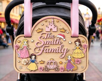 Op maat gemaakt houten kinderwagenbordje met Disney-prinsessenthema, gepersonaliseerd kerstkasteel-kinderwagenlabel met familienaam, magisch prinsessenvakantiecadeau