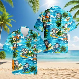 Puede incluir: Una camisa hawaiana de manga corta con un vibrante fondo azul que presenta tiburones de dibujos animados surfeando y disfrutando de la playa. La camisa tiene un cuello clásico y una parte delantera abotonada, perfecta para vacaciones tropicales o informales.
