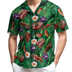 Puede incluir: Camisa de manga corta con estampado tropical. La camisa presenta un fondo verde vibrante con ilustraciones de carnes a la parrilla, flores y hojas tropicales. La camisa tiene un cuello clásico y un corte relajado.