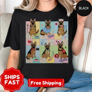 Puede incluir: Camiseta negra con un diseño de patchwork colorido que presenta ilustraciones de perros pastor alemán con atuendos médicos. Los perros están representados con estetoscopios, cruces médicas y otros accesorios.