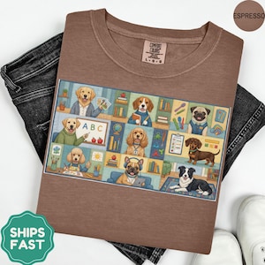 Może przedstawiać: Koszulka Comfort Colors w kolorze espresso z kolorową grafiką przedstawiającą psy w klasie. Grafika przedstawia psy jako nauczycieli i uczniów, z książkami, znakiem ABC i przyborami szkolnymi. Koszulka jest połączona z ciemnymi dżinsami i białymi trampkami.