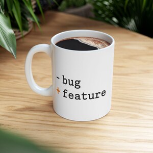 Taza de regalo divertida para programadores: "Un error se convierte en una característica" (Code Diff), taza de café con humor sobre programación para desarrolladores e ingenieros.
