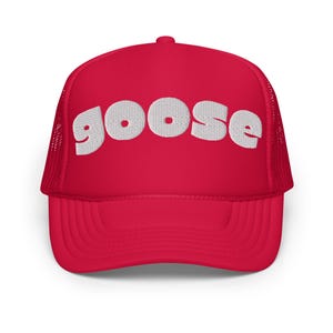 Może przedstawiać: Czerwona czapka typu trucker z białym napisem "goose". Czapka ma siatkową tylną część i zakrzywiony daszek.