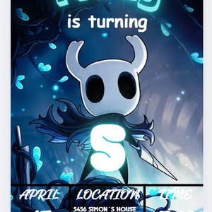Puede incluir: Una invitación de cumpleaños con el texto "Fredy is turning" en azul brillante. El diseño incluye un personaje blanco con una gran "S" y una espada, sobre un fondo azul y negro. También se incluyen la fecha, la hora y el lugar.