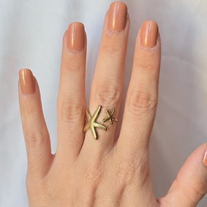 Adjustable gold starfish ring - trendy fashion ring - minimalist women&#39;s jewelry - original gift - Adjustable stainless steel ring