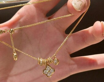 Collar delicado con trébol de cuatro hojas, colgante de trébol de cobre tono dorado con circonitas cúbicas, joyería de la suerte con trébol de circonita brillante, regalo de buena suerte para ella.