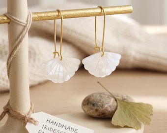 Pendientes de abanico iridiscentes hechos a mano / Pendientes colgantes minimalistas de concha blanca / Pendientes largos colgantes de alambre dorado / Regalo de joyería bohemia para ella