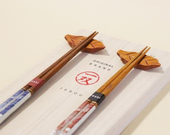 Juego de palillos de madera tallados a mano con base de hoja de arce, regalo único para parejas.