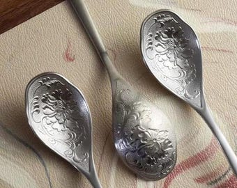 Cuchara de acero inoxidable con peonía en relieve y diseño floral chino