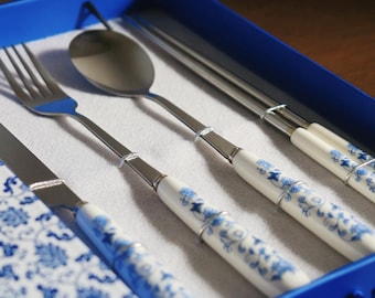 Juego de cubiertos de porcelana azul floral hecho a mano, regalo de inauguración de la casa