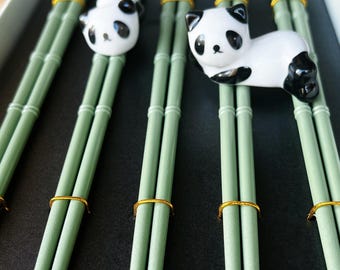 Juego de palillos mandarín: mangos de bambú y soporte de panda de cerámica