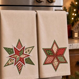 Puede incluir: Dos paños de cocina de color beige con diseños de estrellas bordadas. Cada estrella está compuesta por varios parches de tela en rojo, verde y crema con patrones que incluyen cuadros vichy, hojas de acebo y copos de nieve, con costuras blancas.