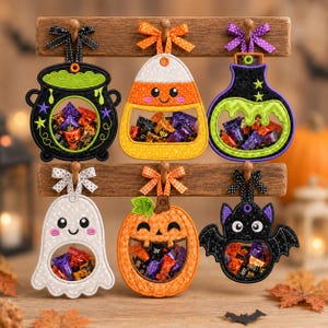 Puede incluir: Seis soportes para golosinas bordados con temática de Halloween colgados en un estante de madera. Las formas incluyen un caldero negro, maíz dulce, una poción morada, un fantasma blanco, una calabaza naranja y un murciélago negro, llenos de dulces.