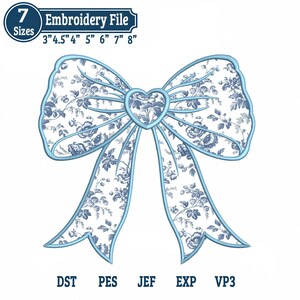Puede incluir: Archivo de bordado de lazo azul claro con un patrón floral en tonos azules y blancos. El diseño del lazo incluye un corazón en el centro y está delineado en azul oscuro. La imagen incluye el texto "Embroidery File" y tamaños de 7.6 cm a 20.3 cm.