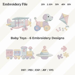 Puede incluir: Un archivo de bordado con seis diseños de juguetes para bebés: un biplano, un perro con ruedas, una cometa, un tren, un OVNI y un rompecabezas. Se muestra el texto "Embroidery File" y "Baby Toys - 6 Embroidery Designs". Medidas en cm.