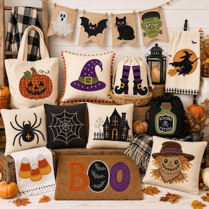 Può includere: Una collezione di articoli decorativi a tema Halloween che include una borsa in tela con una zucca, diversi cuscini con cappello da strega, ragno, ragnatela, casa stregata e spaventapasseri, uno zerbino con la scritta BOO e vari tessuti ricamati.