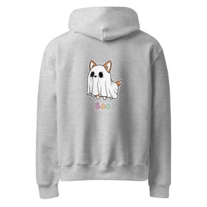 Może przedstawiać: Jasnoszara bluza z kapturem z nadrukiem z tyłu przedstawiającym kreskówkowego psa ducha. Pies jest przykryty białym prześcieradłem, a pod nim znajduje się napis "Boo" w kolorowych literach.