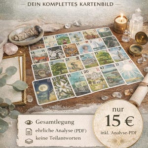 以下が含まれることがあります： 木製の表面に、カラフルなイラストが描かれたタロットカードのデッキが置かれています。「REALITÄTS-CHECK」と「DEIN KOMPLETTES KARTENBILD」の文字が上部にあります。ろうそく、クリスタル、コンパスなどのアイテムも含まれています。