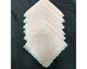 Juego de 6 pañuelos vintage de lino rosa con ribete de encaje bordado.